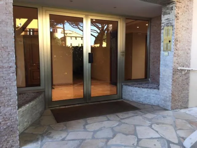 Appartement De Standing Face A La Mer Avec Vue Exceptionnelle Sur Les Iles De Lerins Mandelieu-la-Napoule Apartment